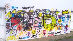 Des tags apposés par-dessus la fresque réalisée par des enfants de la Hague (Manche)