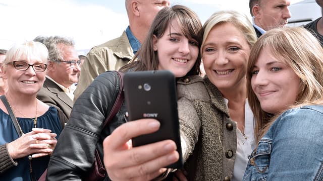 Marine Le Pen, en plein selfie avec de jeunes sympathisantes Front National, en septembre dernier.