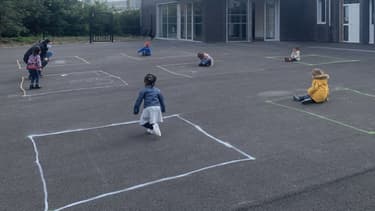 Des enfants dans une cour d'école de Tourcoing, le 12 mai 2020.