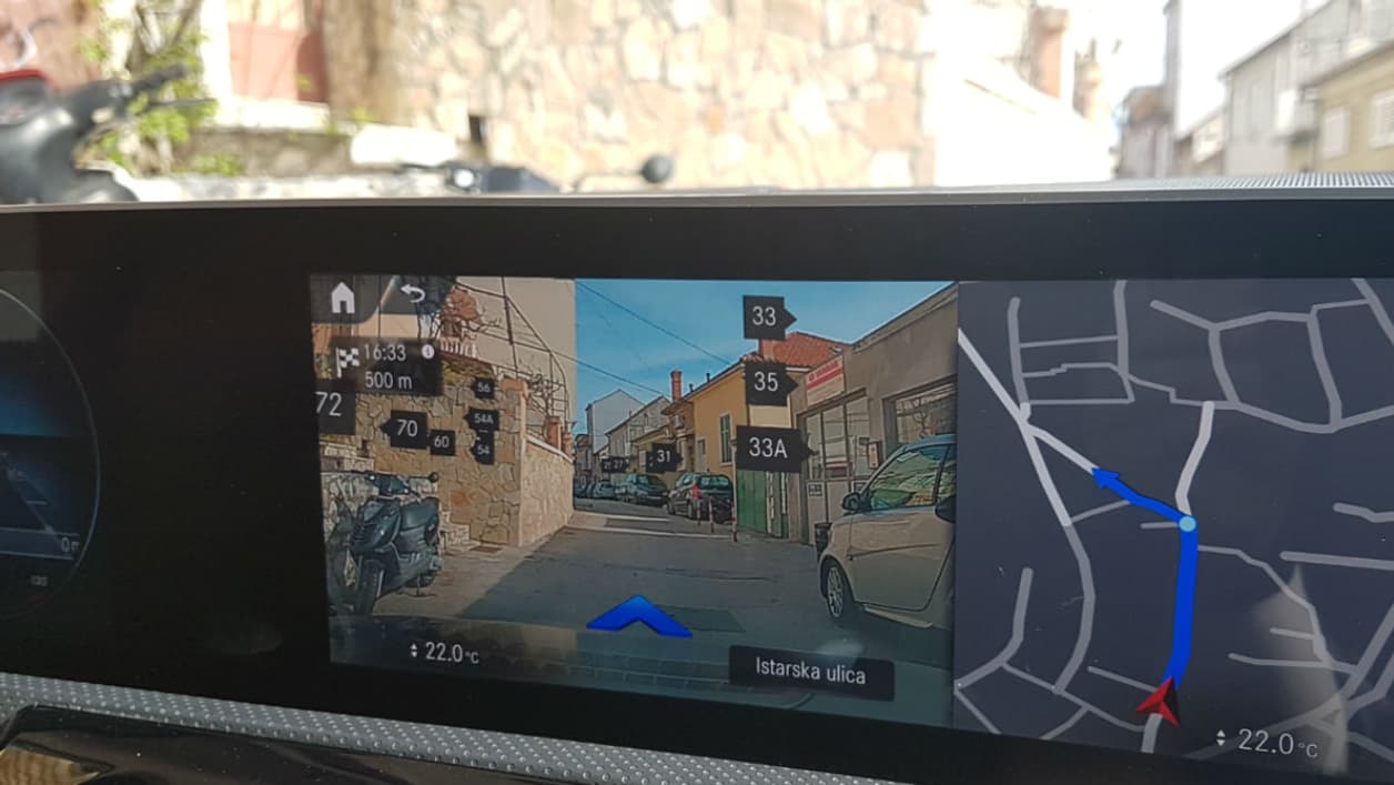 Un affichage en réalité augmentée bluffant, avec les numéros de rue qui s'affichent directement sur les images à l'écran.