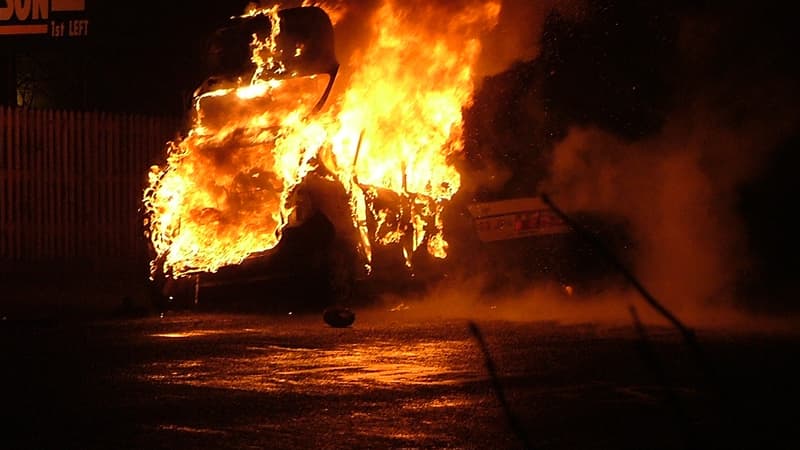 Voiture incendiée - Photo d'illustration