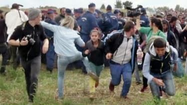 Capture vidéo du 9 septembre 2015, d'une opératrice de télévision hongroise donnant des coups de pied à des migrants qui venaient de franchir la frontière près de Roszke (Hongrie) -