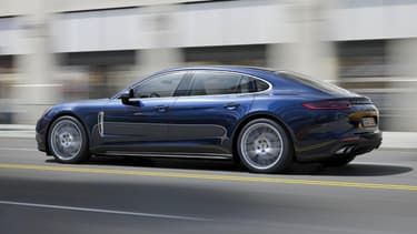 Porsche présentera au salon de Los Angeles la semaine prochaine la version longue de sa berline, la Panamera, plus confortable, pour mieux apprécier le voyage dans la version Turbo.