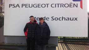 Sandrine et son fil Mathias, devant l'usine PSA de Sochaux (Doubs).