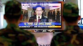 A la gare de Séoul, des soldats observent la diffusion d'un discours du président sud-coréen Lee Myung-bak. La Corée du Sud a suspendu ses relations commerciales avec son voisin du Nord et a exigé des excuses pour le torpillage de la corvette "Cheonan", q