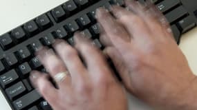 Des mains tapant sur un clavier (illustration)