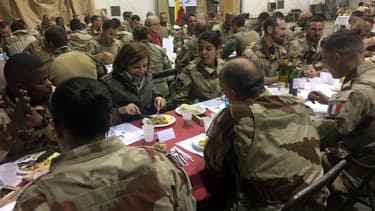 Florence Parly dîne avec les soldats de l'opération Barkhane, à Tessalit, au Nord-Mali, le 31 décembre 2017.