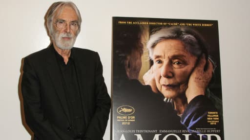 Michael Haneke à côté de l'affiche d'Amour