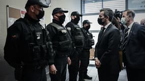 Gérald Darmanin rend visite à des policiers à Bordeaux le 25 mars 2021