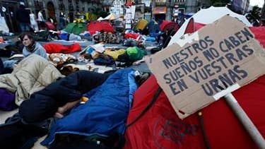 La Puerta del Sol, à Madrid. Des milliers d'Espagnols ont campé dans la nuit de samedi à dimanche dans plusieurs villes du pays pour protester contre les mesures d'austérité et le chômage à quelques heures d'élections locales qui devraient sanctionner le