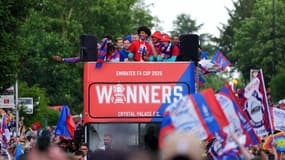 Les joueurs de Crystal Palace célèbrent leur titre en FA Cup, le 26 mai 2025.