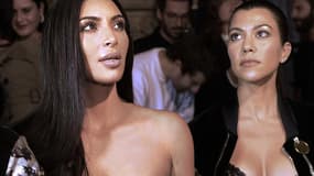 Une des dernières apparition en public de Kim Kardashian, ici avec sa mère et sa soeur Kourtney à la fashion week de Paris, avant le cambriolage dont elle a été victime dans la nuit de dimanche à lundi.