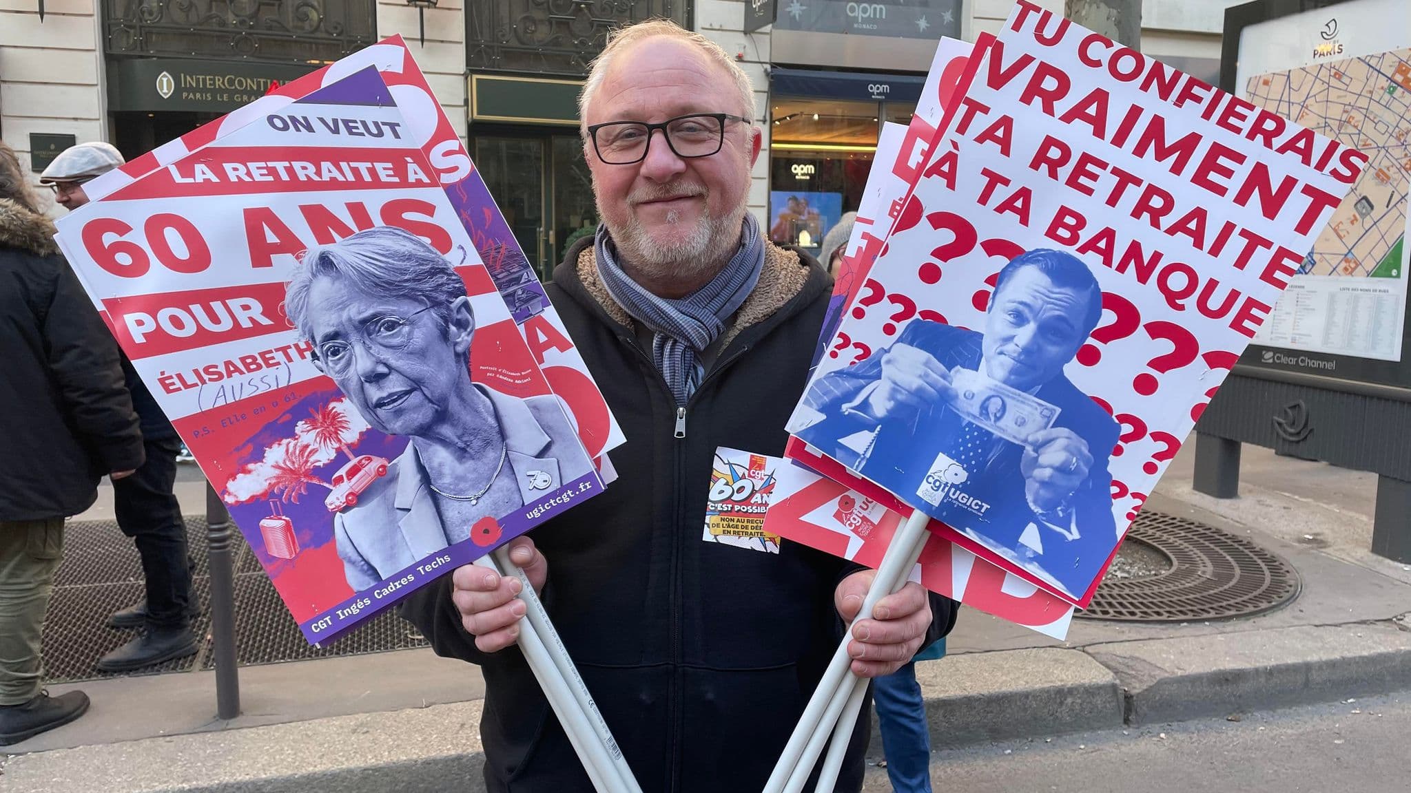 Stéphane Cologne, agent RATP et délégué syndical CGT, distribue des pancartes lors du cortège parisien mardi.