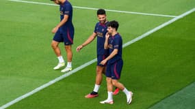 Gonçalo Ramos et Vitinha sur les terrains du nouveau centre d'entraînement du PSG, le 18 août 2023