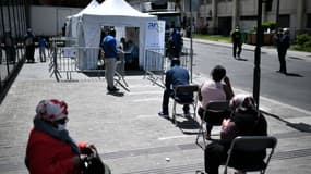 Des personnes faisant la queue pour se faire dépister à Clichy-sous-Bois, en Seine-Saint-Denis (PHOTO D'ILLUSTRATION).