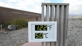 Un thermomètre indique 50 degrés dans la vallée de la mort, en Californie, le 11 juillet 2021