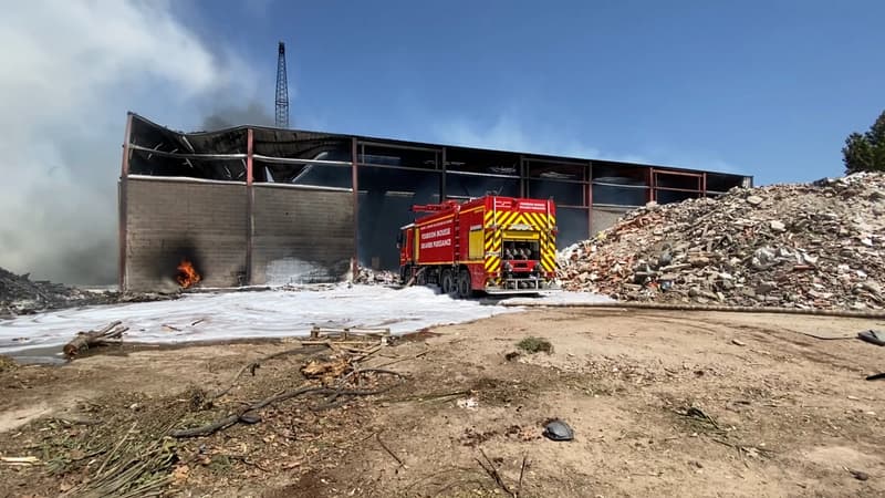 Les pompiers tentent d'éteindre le feu qui s'est déclaré ce lundi matin à la zone industrielle du Bois-de-Leuze