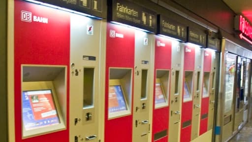 Les guichets automatiques de la Deutsche Bahn rejettent les nouveaux billets de 5 euros.