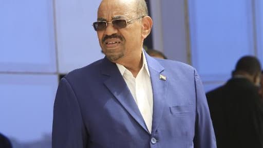 Le président soudanais Omar el-Béchir à Khartoum, le 11 juin 2015, deux jours avant de s'envoler pour Johannesbourg où il entend participer au sommet de l'Union africaine