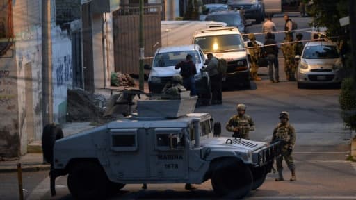 Des soldats mexicains montent la garde après une fusillade, dans laquelle huit trafiquants  de drogue présumés ont été tués par la police, à Mexico le 20 juillet 2017