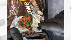 Des cachets de couleur verte et orange ont été repérés par la douane à l’intérieur des paquets de café
