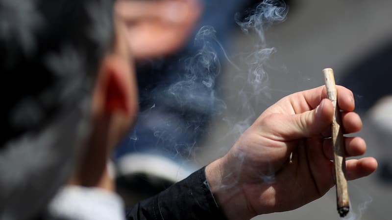 Un fumeur de cannabis en mai 2016 à Paris. (ILLUSTRATION)
