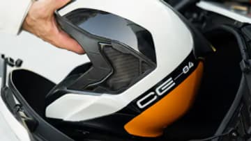 Un coffre latéral pour ranger un casque ou un sac Un coffre latéral pour ranger un casque ou un sac