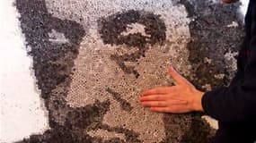 Jinks Kunst, un artiste franco-suisse de 35 ans installé en Loire-Atlantique, a réalisé un portrait de Serge Gainsbourg composé exclusivement de filtres de cigarettes pour commémorer le 20e anniversaire de la mort du chanteur français, fumeur notoire. D'u
