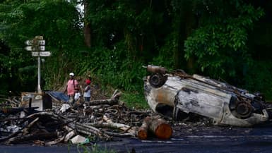 Des épaves de voitures incendiées à Fort-de-France, en Martinique, dans les Caraïbes, le 13 octobre 2024, après des émeutes liées à la vie chère.