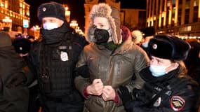 Un manifestant interpellé à Moscou le 24 février 2022 