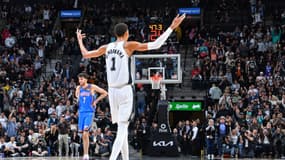 Victor Wembanyama (28 points, 13 rebonds, 7 passes, 2 interceptions, 3 contres) célèbre sous le regard lointain de Chet Holmgren lors de la victoire de San Antonio face à Oklahoma City (132-118), le 29 février 2024