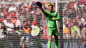 Le geste du gardien de Crystal Palace Dean Henderson avec sa casquette lors de la séance de tirs au but du Community Shield, 10 août 2025 à Wembley