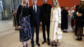 Le patron du groupe LVMH, Bernard Arnault, accompagné par sa fille et directrice générale adjointe du groupe Delphine Arnault (à gauche), son fils Antoine Arnault à la tête de la communication de l'entreprise, et la femme de ce dernier, Natalia Vodianova, le 21 septembre 2021 à la Fondation Louis Vuitton à Paris.