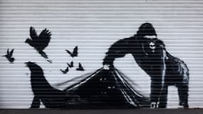 Bansky a dévoilé mardi 13 août au zoo de Londres un graffiti dépeignant un gorille libérant d'autres bêtes captives.
