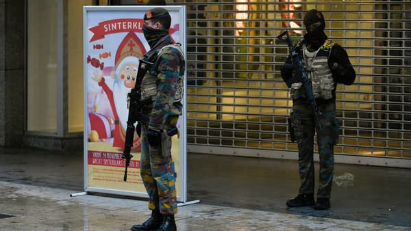 Des militaires déployés au centre-ville de Bruxelles, le 21 novembre. Des militaires déployés au centre-ville de Bruxelles, le 21 novembre.