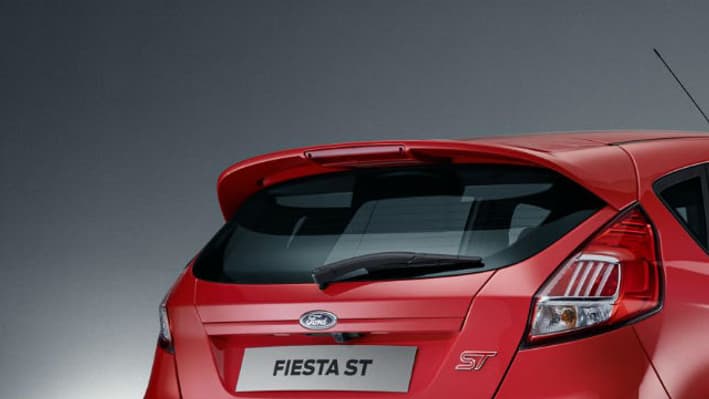 La Fiesta ST 5 portes conserve son moteur 4 cylindres 1,6 litre de 180 chevaux. La Fiesta ST 5 portes conserve son moteur 4 cylindres 1,6 litre de 180 chevaux.