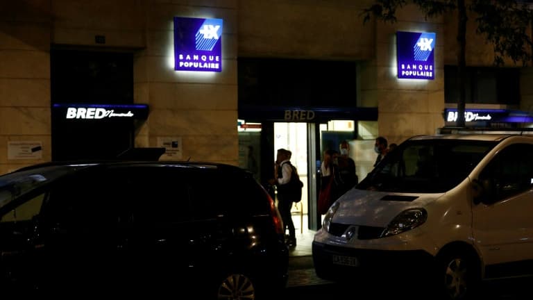 Des policiers devant une agence bancaire de la Bred où un homme a retenu en otages sept personnes, le 6 août 2020 au Havre