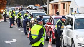 Des files de voitures font la queue à la frontière de l'Etat de Victoria après la fermeture des frontières avec l'Etat voisin de Nouvelle-Galles-du-Sud en Auralie le 8 juillet 2020