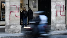 Des croix gammées taguées rue de Rivoli à paris, le 11 octobre 2020 