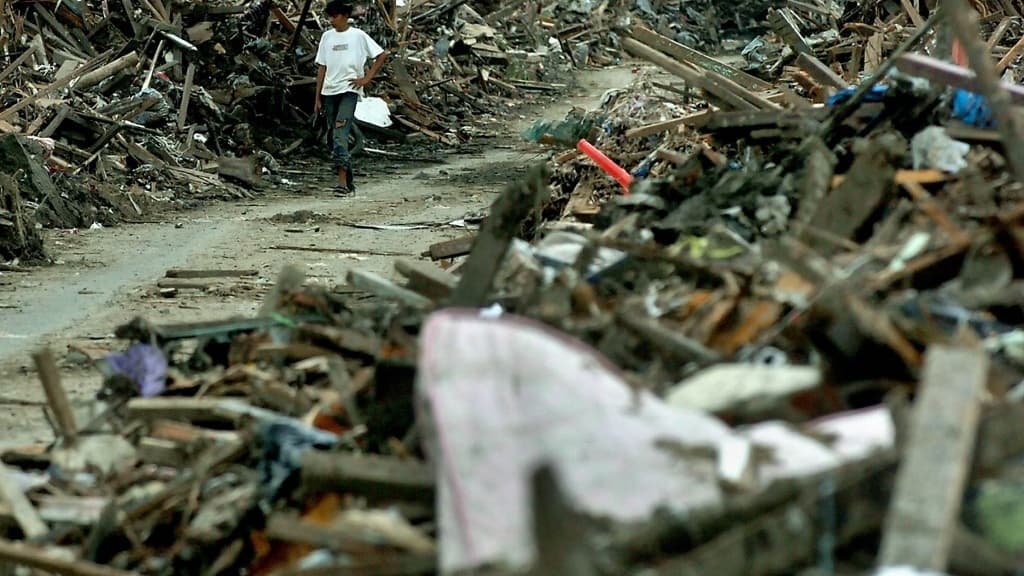 Un homme dans les laissés par le tsunami de 2004 en Indonésie