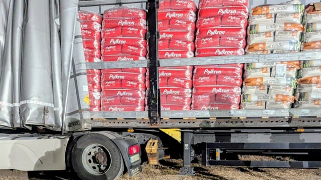Le camion transportant des croquettes pour chien cachant 127 kg de cocaïne arrêté le 3 juillet 2025 par les douaniers sur l'A8 dans le Var