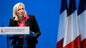 Marine Le Pen a promis des maires et des centaines de conseillers municipaux Front national à l'issue des élections de 2014, en clôturant dimanche l'université d'été du FN à La Baule. /Photo prise le 23 septembre 2012/REUTERS/Stéphane Mahé