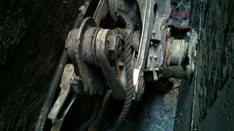 Un élément de train d'atterrissage provenant sans doute de l'un des deux avions de ligne qui se sont écrasés contre les tours du World Trade Center le 11 septembre 2001 a été retrouvée, coincée entre deux immeubles de Manhattan, a annoncé vendredi la poli