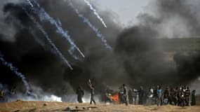 Des tirs de gaz lacrymogène à la frontière entre la bande de Gaza et Israël, le 14 mai 2018. 