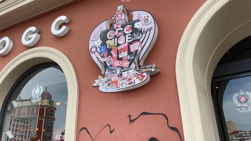 Le place Masséna a été couverte de déchets ce jeudi après-midi avant le match entre l'OGC Nice et le FC Cologne de la Ligue Europa Conférence.