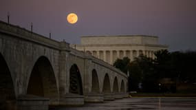 Sur cette photo fournie par la NASA, la pleine Lune, également connue sous le nom de Lune du Loup en janvier, se lève derrière le Lincoln Memorial et le Memorial Bridge. Le 13 janvier 2025, vue d'Arlington, en Virginie (États-Unis).
