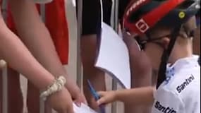 Le jeune Scott Theuns, fils d'Edward Theuns, au départ de la 17e étape du Tour de France 2025