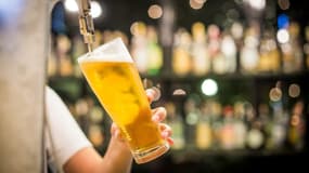 Un barman remplit une pinte de bière. (photo d'illustration)