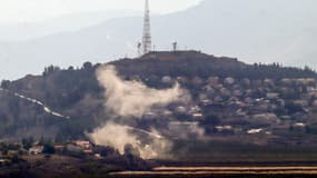 Cette photo prise depuis la région sud-libanaise de Marjayoun montre de la fumée s'échappant du site d'une attaque à la roquette depuis le Liban dans la ville israélienne de Metula (en arrière-plan), le 31 octobre 2024.
