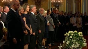 Un bouquet de 32 roses blanches a été composé en hommage aux 32 victimes des attentats.